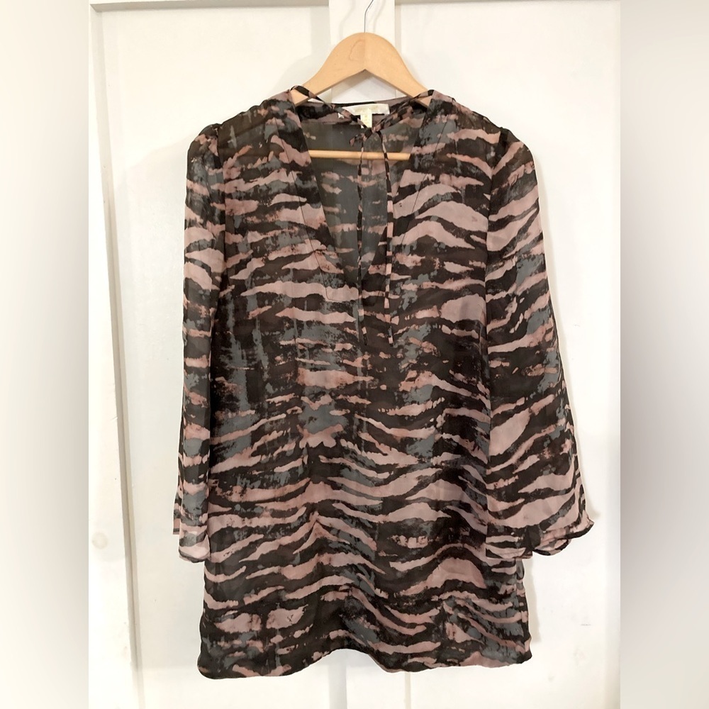 Jenny Han 100% silk rose colored zebra striped blouse Medium tie string keyhole